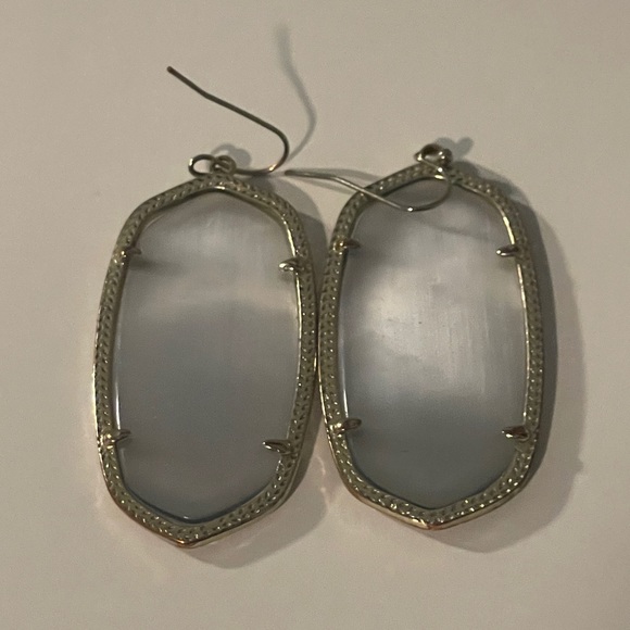 Kendra Scott Gray Illusion Danielle’s in Gold Hardware - Picture 1 of 3